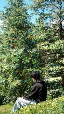 Serene Park Moment wallpaper thumbnail